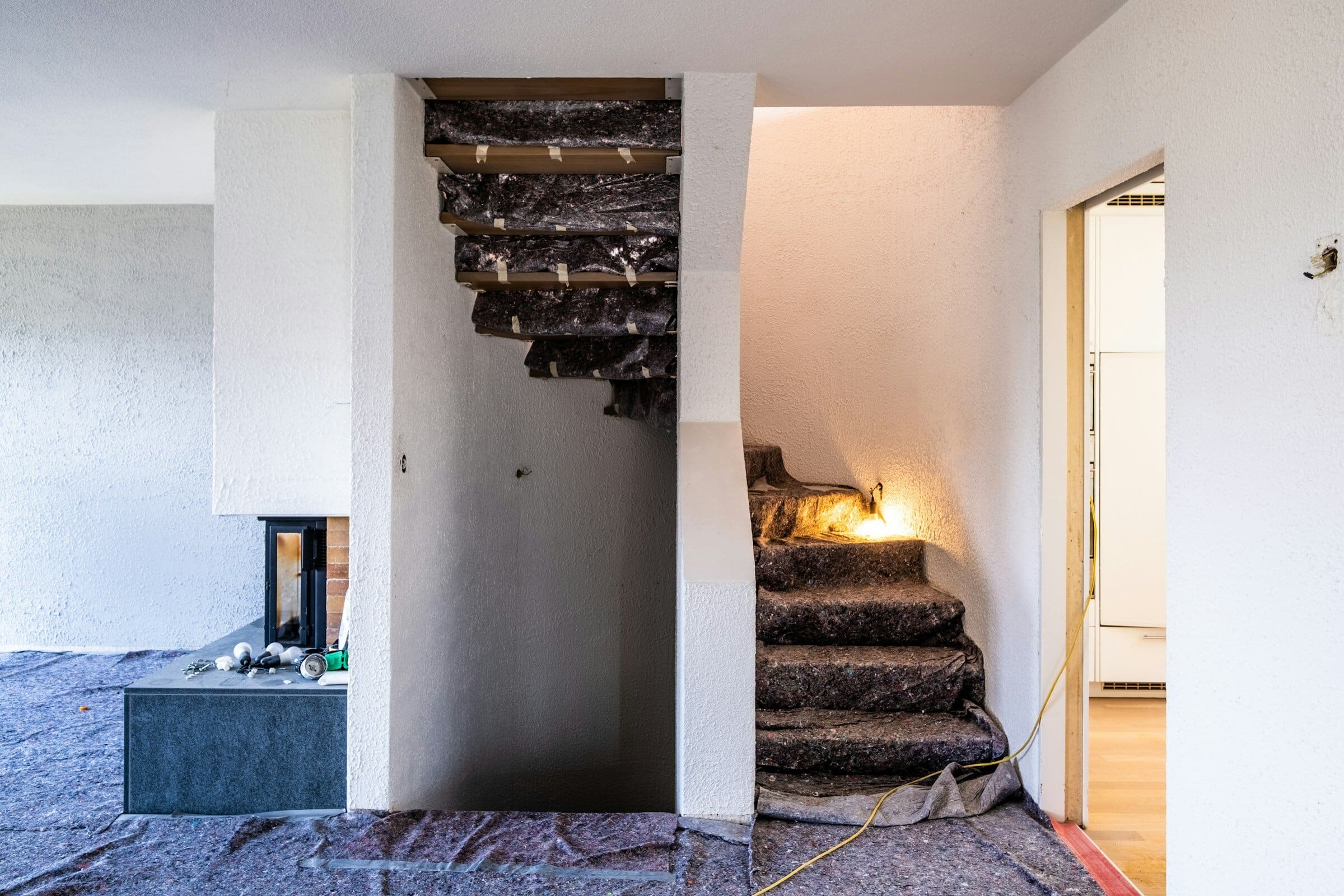 Séjour avant les travaux : crépi rustique, sol bâché