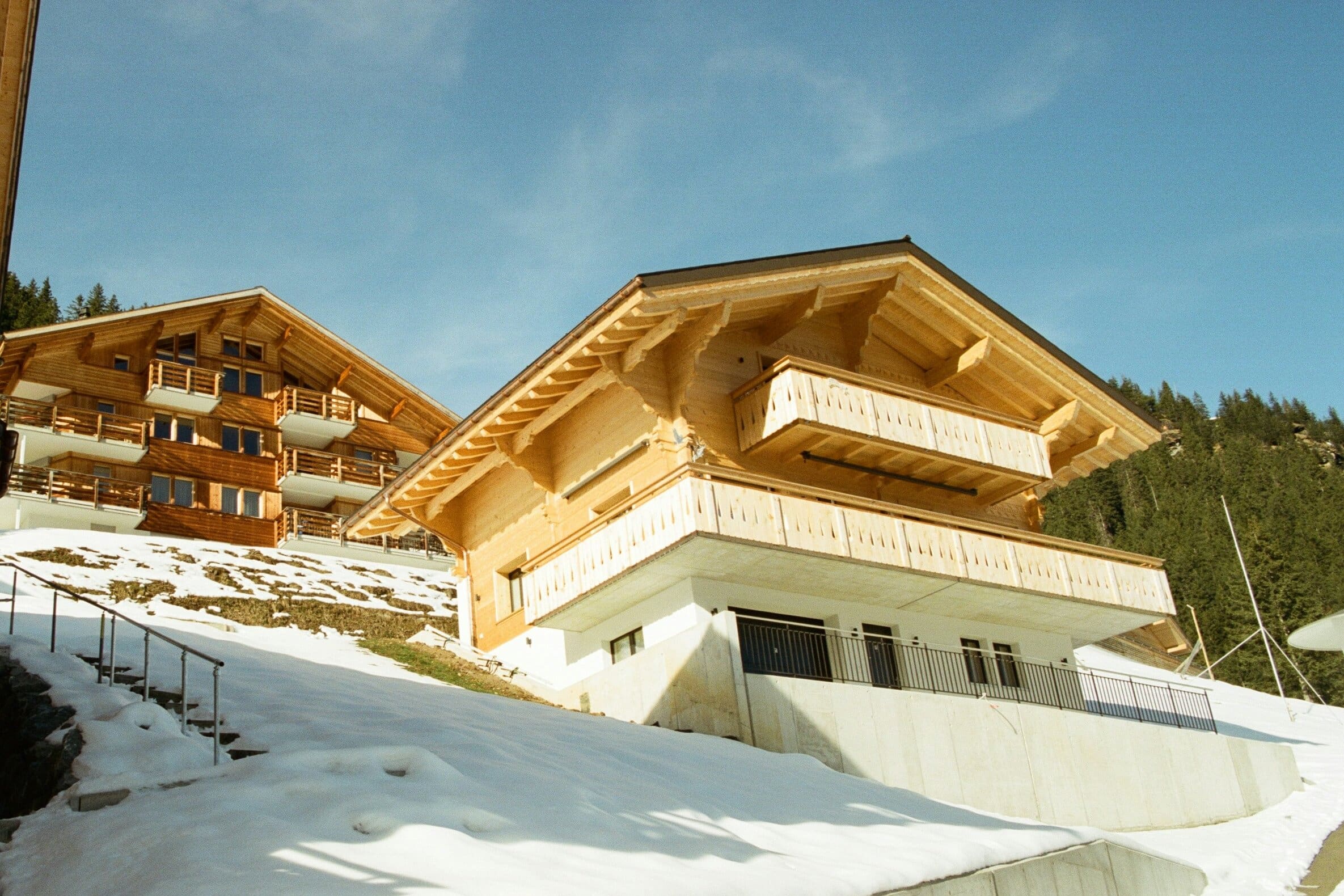 Avant-toits et balcons de chalets en bois lasuré