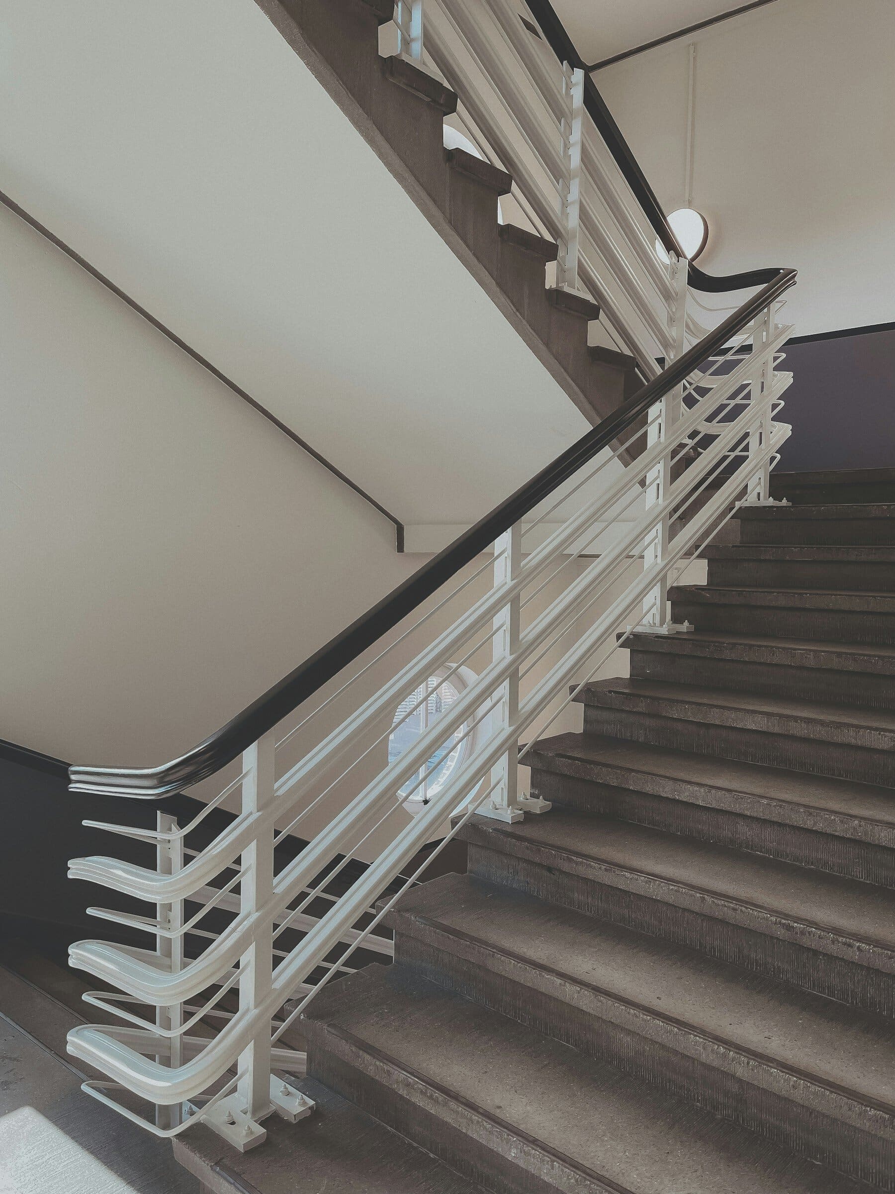 Cage d’escalier aux murs clairs repeints